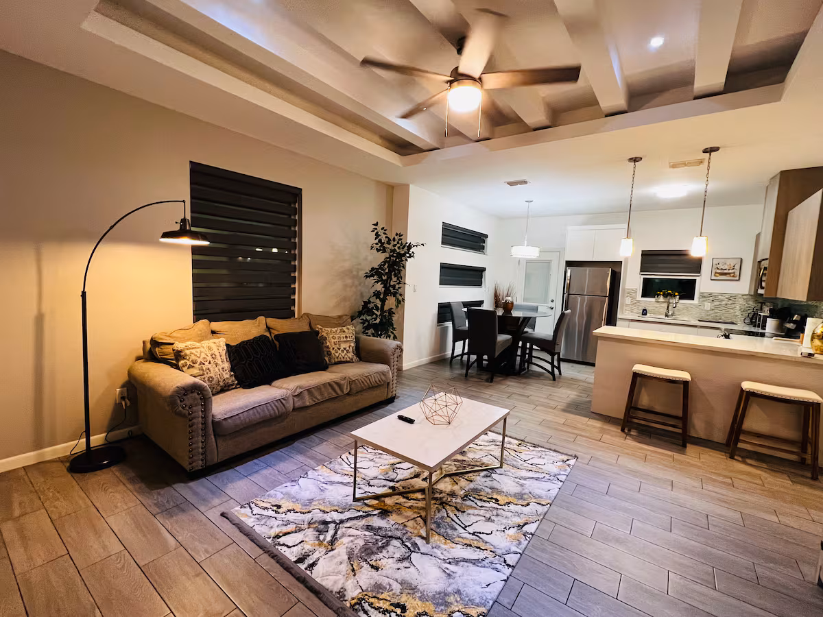 Airbnb Unit - Photo 1