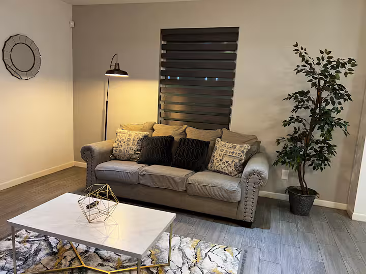 Airbnb Unit - Photo 2