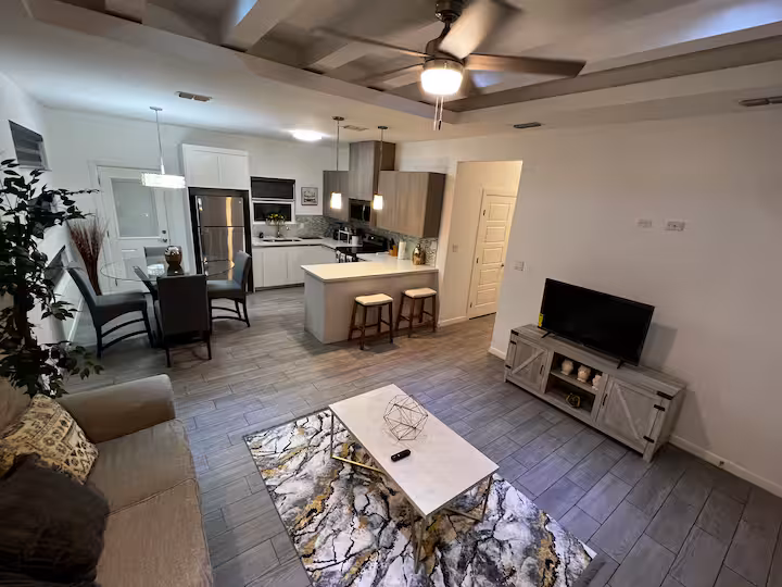 Airbnb Unit - Photo 3